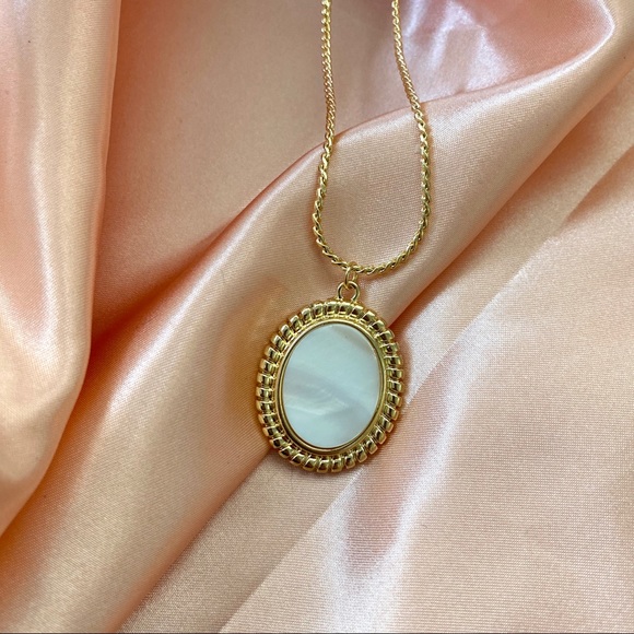 Mother Pearl Pendant Necklace Gold Chain - Picture 4 of 9